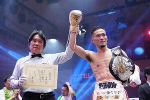 池側純対鶴海高士　10回判定勝ちで防衛した池側純(右)(撮影･江口和貴)