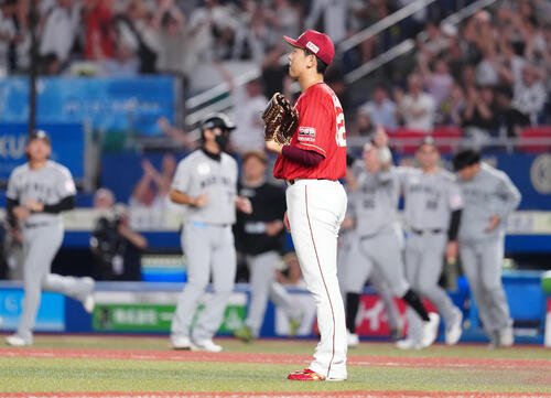 ロッテ対楽天　9回裏ロッテ1死一、二塁、山口航輝にサヨナラ打を浴び、ぼうぜんとする西口直人(撮影･鈴木みどり)
