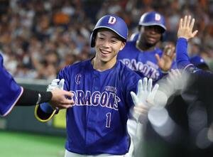 巨人対中日　4回表、3点本塁打を放ちナインに出迎えられる岡林勇希(撮影･黒川智章)