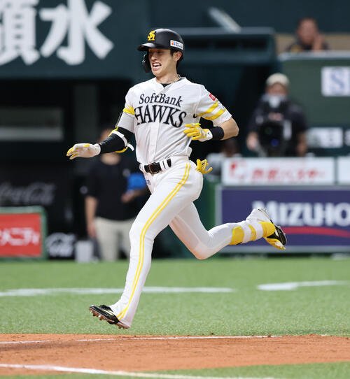 ソフトバンク日本ハム　8回裏ソフトバンク2死満塁、周東佑京は右越えに満塁走塁本塁打を放つ(撮影･梅根麻紀)