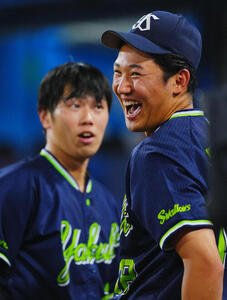 DeNA対ヤクルト　9回表ヤクルト2死満塁、長岡秀樹の押し出し四球で生還した並木秀尊(左)を出迎え満面の笑顔を見せる奥川恭伸(右)(撮影･垰建太)