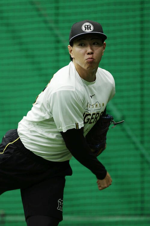 キャッチボールで調整する阪神工藤泰成(撮影･前田充)