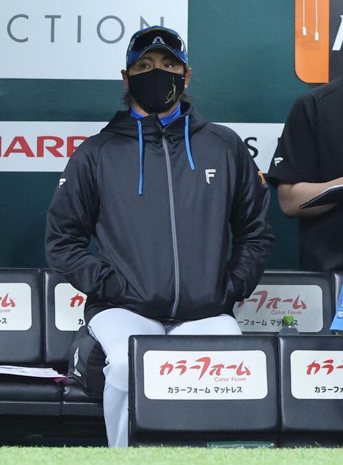 ソフトバンク日本ハム　ベンチから戦況を見守る日本ハム新庄剛志監督(撮影･梅根麻紀)