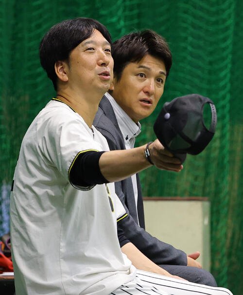 阪神対広島　高橋由伸氏(右)と話をする藤川球児監督(撮影･上田博志)
