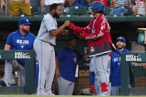 2回、30号ソロを放ちゲレロとタッチを交わすブルージェイズ岡本(AP)