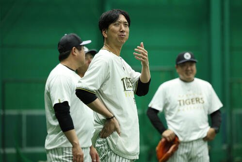 阪神対広島　練習を見守る阪神藤川球児監督(中央)(撮影･前田充)