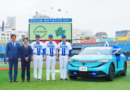 新型のリリーフカーと写真に納まる、左から日産自動車株式会社国内マーケティング＆セールス執行職の杉本全氏、DeNA木村洋太代表取締役、相川亮二監督、筒香嘉智、伊勢大夢(撮影･垰建太)