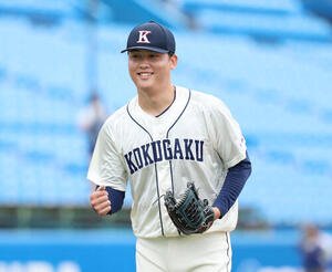 立正大対国学院大　7回表を無失点に抑え笑顔でベンチに戻る南沢佑音(撮影･増田悦実)