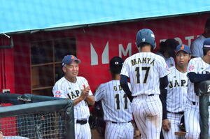 萬谷を出迎える岡田監督(撮影･平山連)
