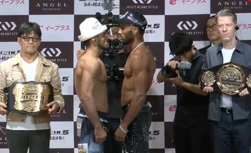 にらみ合うAJ･マッキー(右から2人目)とラジャブアリ･シェイドゥラエフ(右端はPFLジョン･マーティンCEO、左端はRIZIN榊原信行CEO)(RIZIN公式YouTubeから)