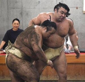 ぶつかり稽古をする霧島(右)