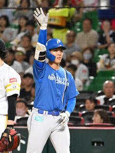 ソフトバンク対日本ハム　2回表日本ハム1死一塁、柴田獅子はプロ初安打を放つ(撮影･林敢治)