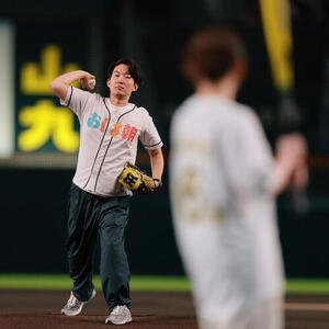 阪神対広島　ファーストピッチで投球する朝日放送テレビ古川昌希アナウンサー(撮影･上山淳一)