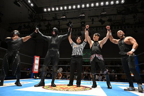 勝利したハウス･オブ･トーチャーの(左から)DOUKI、シュン･スカイウォーカー、(レフェリー)、SHO、ディック東郷