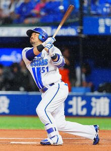 DeNA対ヤクルト　2回裏DeNA無死、左越え本塁打を放つ宮崎敏郎(撮影･垰建太)