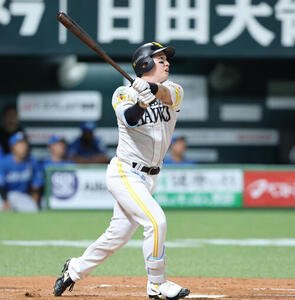 ソフトバンク日本ハム　3回裏ソフトバンク2死二塁、栗原陵矢は逆転となる右越え2点本塁打を放つ(撮影･梅根麻紀)