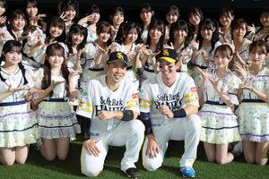 ソフトバンク日本ハム　ヒーローになった近藤健介と栗原陵矢はHKT48のメンバーと記念撮影(撮影･梅根麻紀)