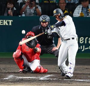 阪神対広島　9回裏阪神1死、森下翔太は中越えソロ本塁打を放つ。投手森浦大輔(撮影･加藤哉)