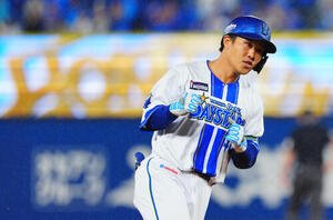 DeNA対ヤクルト　6回裏DeNA1死二、三塁、3点本塁打を放ちガッツポーズで三塁を回る井上朋也(撮影･垰建太)