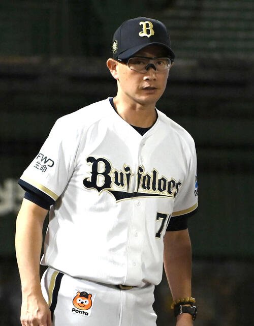 オリックス対西武　選手交代を告げるオリックス岸田護監督(撮影･石井愛子)