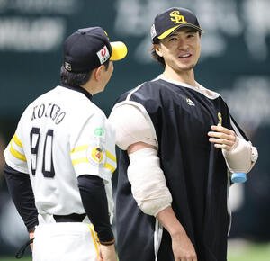 ソフトバンク日本ハム　勝利投手となったソフトバンク上沢直之は小久保裕紀監督に声をかけられ笑顔を見せる(撮影･梅根麻紀)
