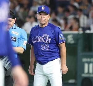 巨人対中日　投手交代を告げる井上一樹監督(撮影･黒川智章)