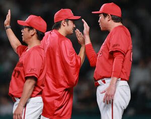 阪神対広島　阪神に勝利し、床田寛樹(中央)とタッチをかわす新井貴浩監督(撮影･上山淳一)
