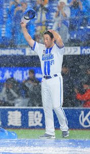 DeNA対ヤクルト　降雨コールドで勝利し雨に打たれながらあいさつするDeNA相川亮二監督(撮影･垰建太)