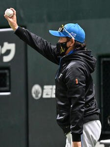 ソフトバンク対日本ハム　2回表日本ハム1死一塁、柴田獅子のプロ初安打のボールを受け取る新庄剛志監督(撮影･林敢治)