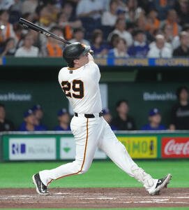 巨人対中日　3回裏巨人2死、ボビー･ダルベックは左越え本塁打を放つ(撮影･足立雅史)