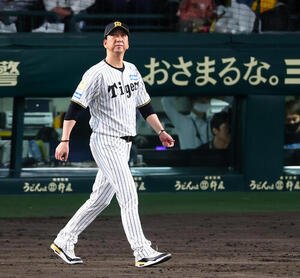阪神対広島　広島に敗れファンへあいさつするためにベンチを出る阪神藤川球児監督(撮影･加藤哉)