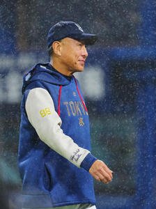 DeNA対ヤクルト　雨の中、厳しい表情のヤクルト池山隆寛監督(撮影･垰建太)