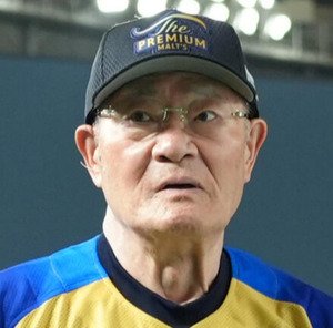 ザ･プレミアム･モルツ球団対ドリーム･ヒーローズ　試合前の練習を見守る張本勲さん(2025年8月4日)