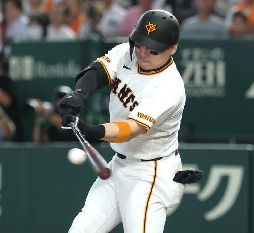 巨人対中日　5回裏巨人2死二塁、適時二塁打を放つ丸佳浩(撮影･黒川智章)