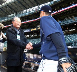 マリナーズ･イチロー(右)を握手で迎える張本勲氏(2009年4月)