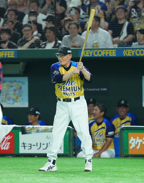 ｢サントリードリームマッチ2025｣　バットを手に登場する張本勲さん(2025年8月撮影)