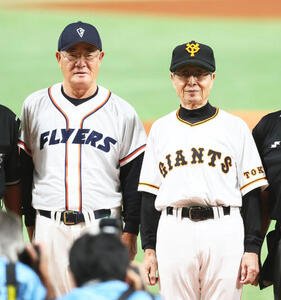 2018年11月、名球会ベースボールフェスティバル2018　全セ対全パ　試合前に記念撮影する全セの王貞治監督(右)と全パの張本勲監督