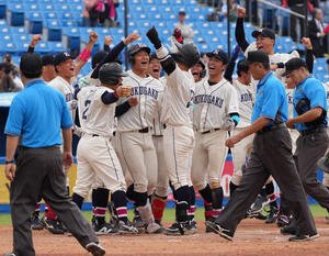 立正大対国学院大　9回裏国学院大1死一塁、石野蓮授(中央)は左越えにサヨナラ2点本塁打を放ちナインの祝福を受ける(撮影･小沢裕)　♯東京･神宮球場　東都大学野球秋季一部リーグ戦　＝2026年9月10日