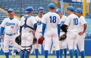 中大対青学大　9回表中大1死二塁、続投する先発の鈴木泰成(中央)を激励しベンチへ引き揚げる青学大･安藤寧則監督(撮影･小沢裕)