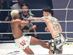 “ブラックパンサー”ベイノアvs.宇佐美秀メイソン　1回、“ブラックパンサー”ベイノア(左)に左ストレートを浴びせる宇佐美秀メイソン(撮影･和賀正仁)