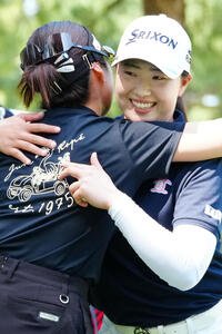 9番、ホールアウトし、三ケ島かな(左)とハグする竹田麗央(撮影･江口和貴)