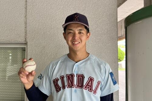 近大対京大　初完封の記念球を手に笑顔を見せる近大･宮原廉(撮影･佐藤妙月)