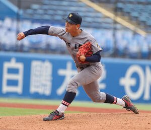 慶大対東大　8回から登板した慶大･小宅雅己(撮影･柴田隆二)