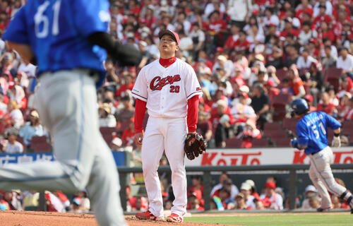 広島対DeNA 3回表DeNA2死二塁、宮崎敏郎に左越え2点本塁打を浴びた栗林良吏(撮影･加藤孝規)