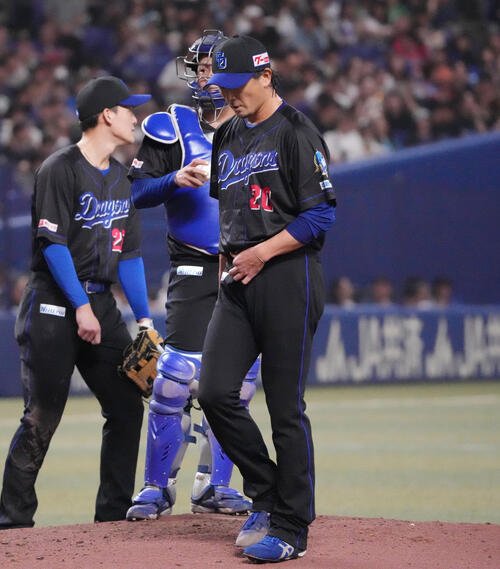 中日対ヤクルト　4回表ヤクルト2死一、三塁、中日先発の涌井秀章(右)はマウンドを降りる(撮影･森本幸一)