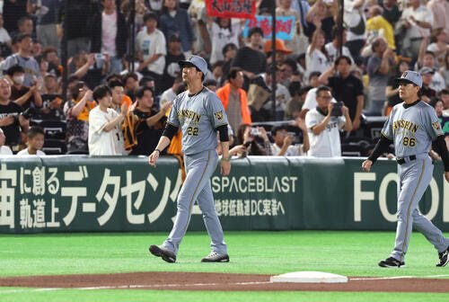 巨人対阪神　巨人に0･5ゲーム差に迫られ、引き揚げる阪神藤川球児監督ら(撮影･浅見桂子)