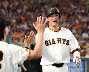 巨人対阪神　2回裏巨人1死一、三塁、松本剛の先制適時二塁打で生還した坂本勇人は笑顔でナインとハイタッチ(撮影･浅見桂子)