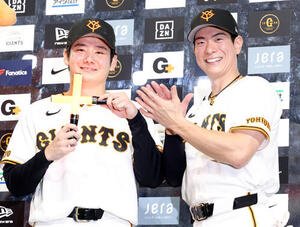 巨人対阪神　10勝目を挙げた巨人竹丸和幸(左)はペンライトで｢十｣の文字を作り、松本剛と笑顔で記念撮影(撮影･浅見桂子)