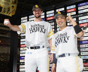 ソフトバンク対ロッテ　来日初勝利を飾ったソフトバンクのジャクソン･ラトリッジと近藤健介はお立ち台で笑顔を見せる(撮影･梅根麻紀)