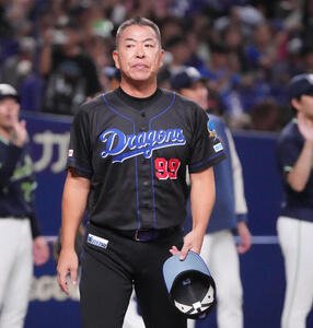 中日対ヤクルト　試合後、中日井上一樹監督は整列しスタンドの観客にあいさつをする(撮影･森本幸一)